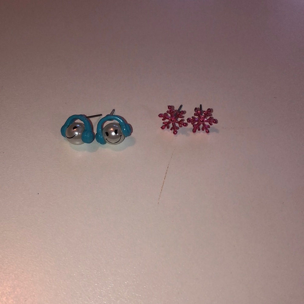 This is 2 sets of earrings